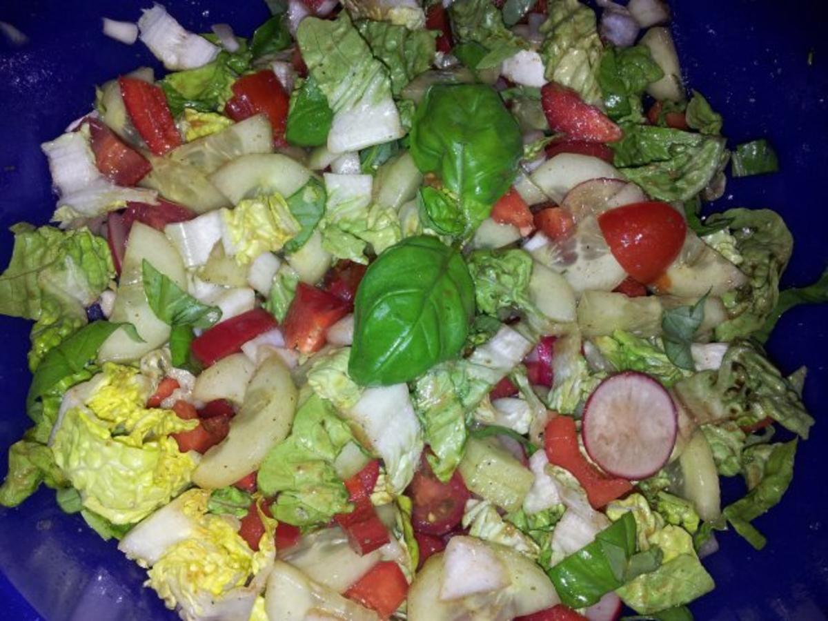 Gemüse-Salat mit Radischen, Balsamico-Essig, Knoblauch  + Kräutern - Rezept - Bild Nr. 12
