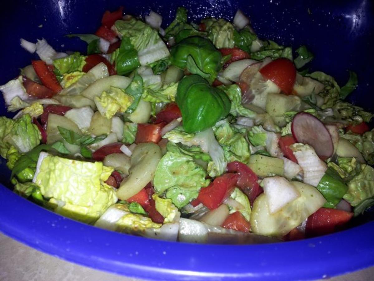 Gemüse-Salat mit Radischen, Balsamico-Essig, Knoblauch  + Kräutern - Rezept - Bild Nr. 7