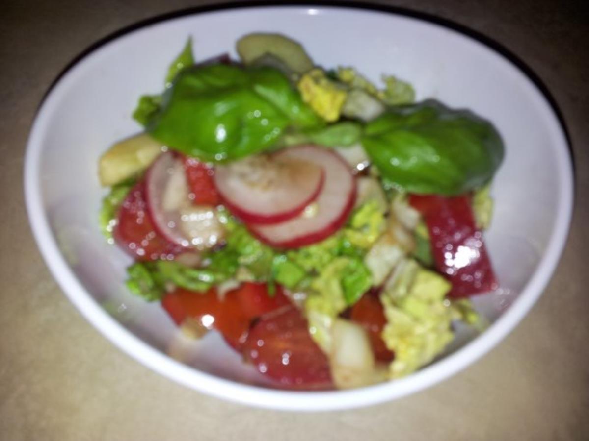 Gemüse Salat mit Radischen, Balsamico Essig, Knoblauch + Kräutern ...