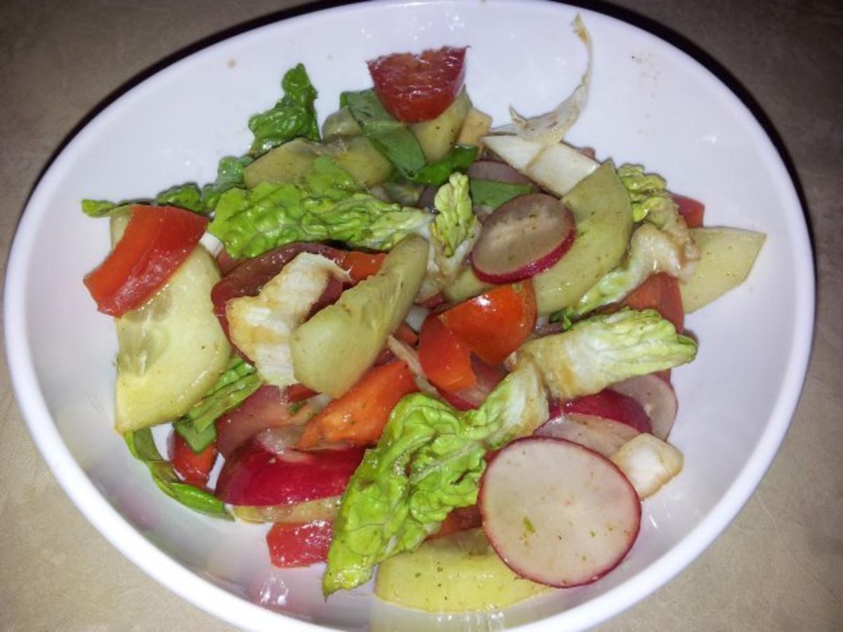 Gemüse Salat mit Radischen, Balsamico Essig, Knoblauch + Kräutern ...