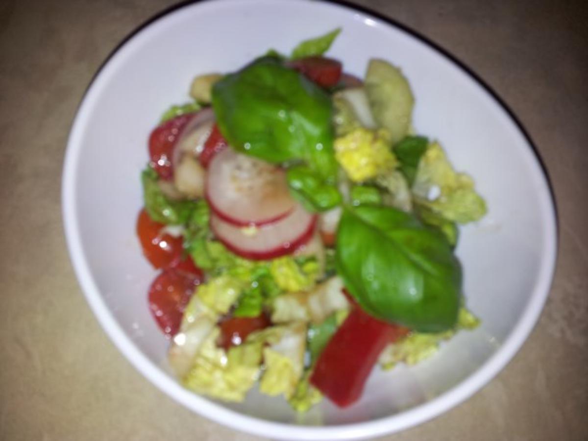 Gemüse-Salat mit Radischen, Balsamico-Essig, Knoblauch  + Kräutern - Rezept - Bild Nr. 6