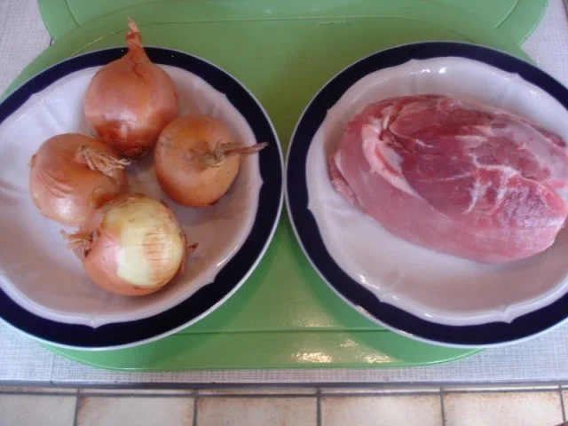 Rezept: Schweinepfeffer mit fränkischen Klößen und karamellisierten Möhrenblüten Bild Nr. 2 Schweinepfeffer mit fränkischen Klößen und karamellisierten Möhrenblüten - Rezept - Bild Nr. 2