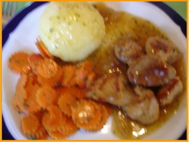 Rezept: Schweinepfeffer mit fränkischen Klößen und karamellisierten Möhrenblüten Schweinepfeffer mit fränkischen Klößen und karamellisierten Möhrenblüten - Rezept