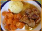 Schweinepfeffer mit fränkischen Klößen und karamellisierten Möhrenblüten - Rezept