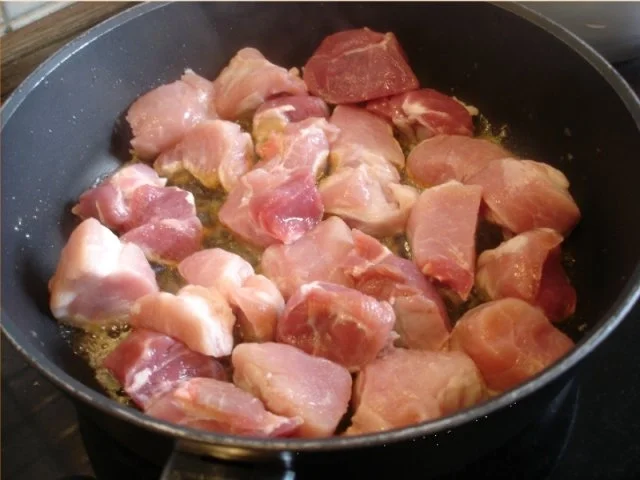 Rezept: Schweinepfeffer mit fränkischen Klößen und karamellisierten Möhrenblüten Bild Nr. 6 Schweinepfeffer mit fränkischen Klößen und karamellisierten Möhrenblüten - Rezept - Bild Nr. 6