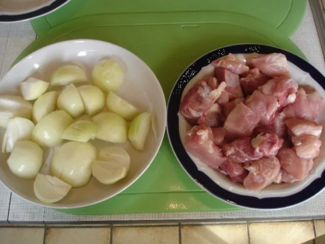 Rezept: Schweinepfeffer mit fränkischen Klößen und karamellisierten Möhrenblüten Bild Nr. 4 Schweinepfeffer mit fränkischen Klößen und karamellisierten Möhrenblüten - Rezept - Bild Nr. 4