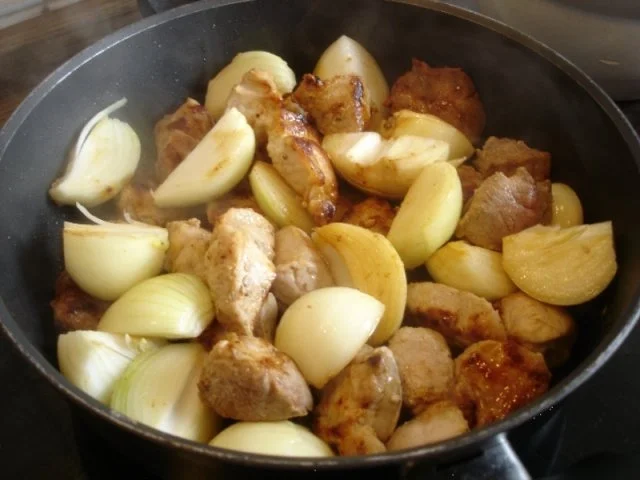 Rezept: Schweinepfeffer mit fränkischen Klößen und karamellisierten Möhrenblüten Bild Nr. 9 Schweinepfeffer mit fränkischen Klößen und karamellisierten Möhrenblüten - Rezept - Bild Nr. 9