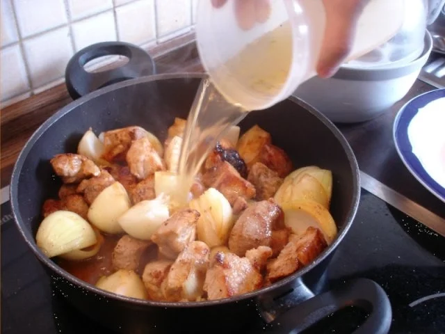 Rezept: Schweinepfeffer mit fränkischen Klößen und karamellisierten Möhrenblüten Bild Nr. 10 Schweinepfeffer mit fränkischen Klößen und karamellisierten Möhrenblüten - Rezept - Bild Nr. 10