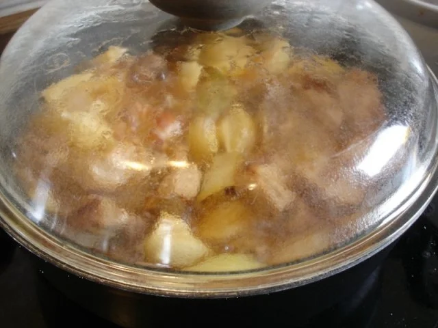 Rezept: Schweinepfeffer mit fränkischen Klößen und karamellisierten Möhrenblüten Bild Nr. 12 Schweinepfeffer mit fränkischen Klößen und karamellisierten Möhrenblüten - Rezept - Bild Nr. 12