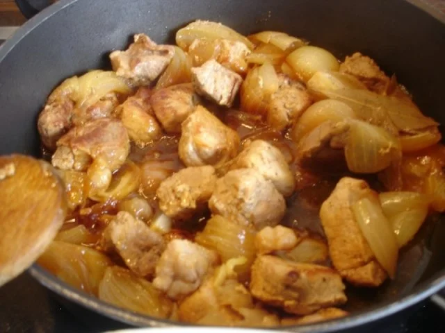 Rezept: Schweinepfeffer mit fränkischen Klößen und karamellisierten Möhrenblüten Bild Nr. 13 Schweinepfeffer mit fränkischen Klößen und karamellisierten Möhrenblüten - Rezept - Bild Nr. 13