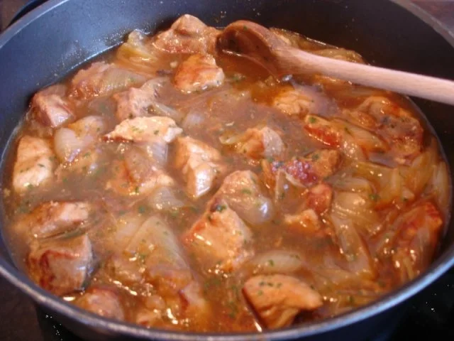 Rezept: Schweinepfeffer mit fränkischen Klößen und karamellisierten Möhrenblüten Bild Nr. 17 Schweinepfeffer mit fränkischen Klößen und karamellisierten Möhrenblüten - Rezept - Bild Nr. 17