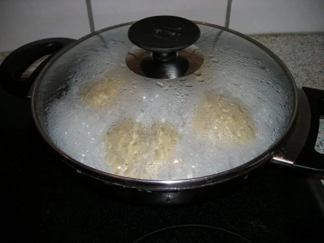 Dampfnudeln mit gerösteten Haselnüssen - Rezept - Bild Nr. 9