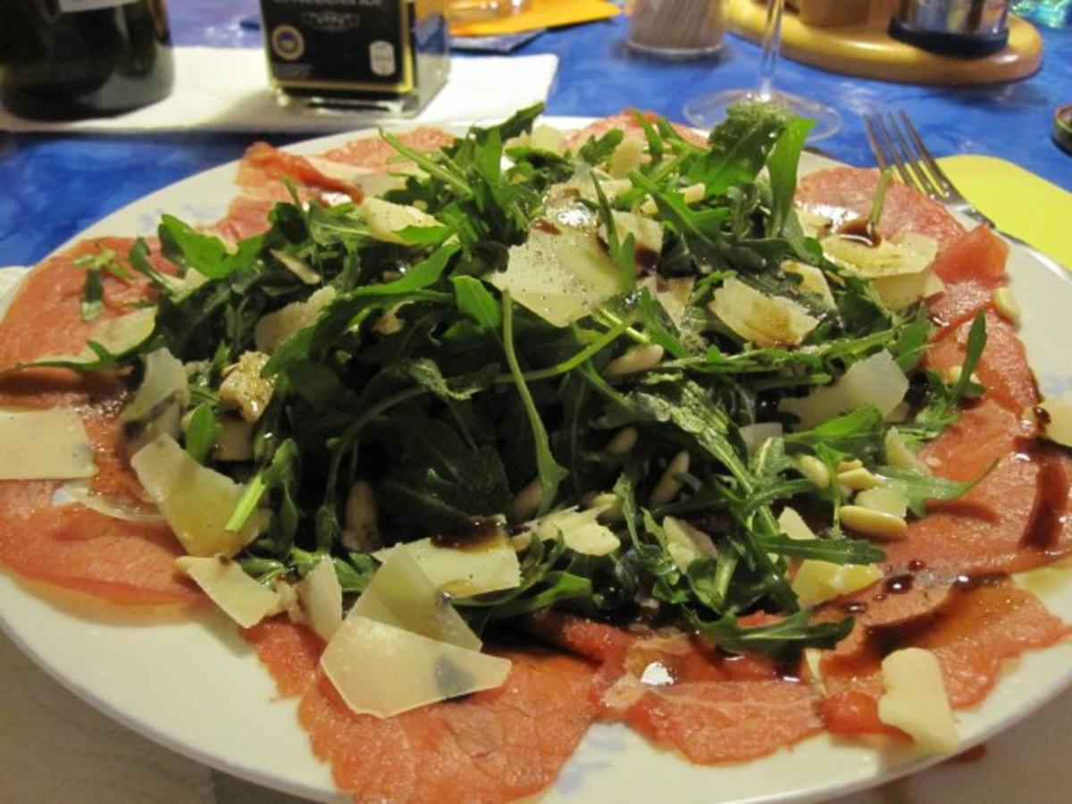 Carpaccio vom Rind an Rucola Salat mit Pinienkernen - Rezept - kochbar.de