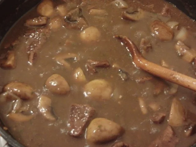 Bœuf Bourguignon mit Pilzen in Rotwein - Rezept