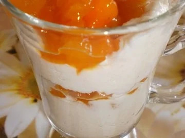 Rezept: Grieß-Sahne-Creme mit marinierten Aprikosen Grieß-Sahne-Creme mit marinierten Aprikosen - Rezept