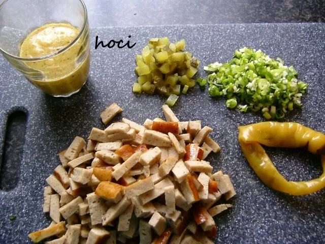 Rezept: Bratwurstsalat mit Senf-Knoblauchdressing Bild Nr. 3 Bratwurstsalat mit Senf-Knoblauchdressing - Rezept - Bild Nr. 3