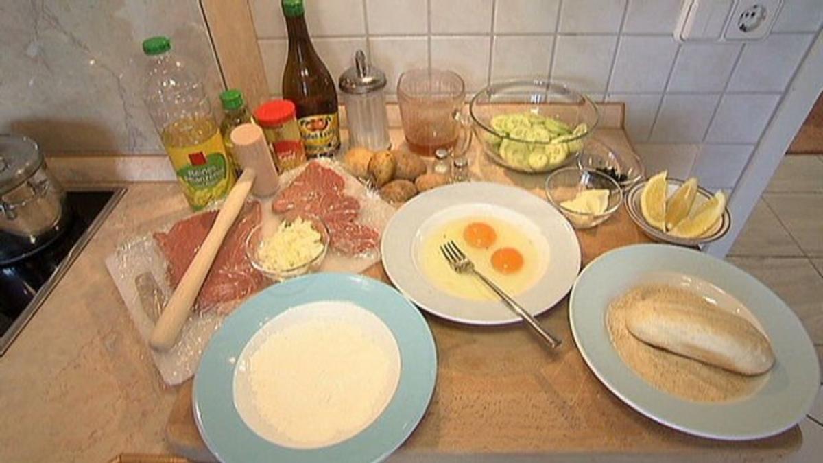 Schnitzel mit Gurken & Kartoffelsalat - Rezept - Bild Nr. 2