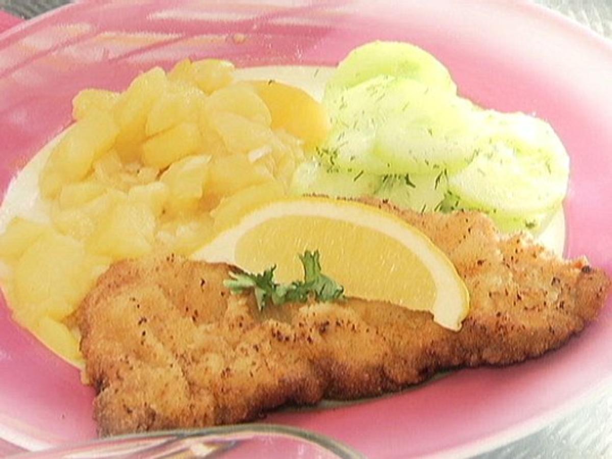 Schnitzel mit Gurken &amp; Kartoffelsalat - Rezept - kochbar.de