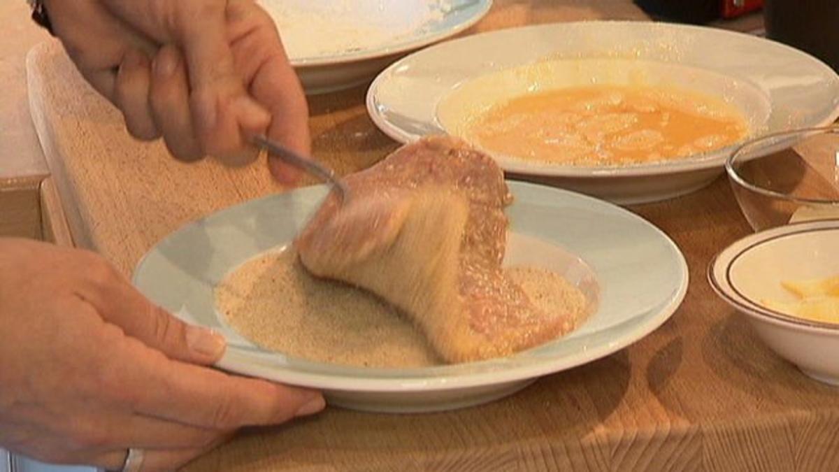 Schnitzel mit Gurken & Kartoffelsalat - Rezept - Bild Nr. 3