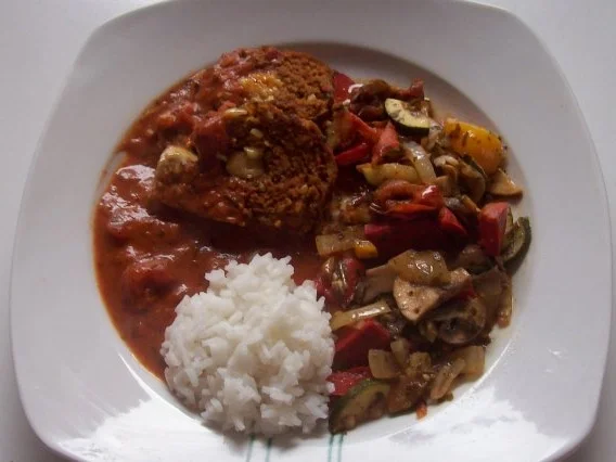 Hackbraten mit Mozzarella und cremiger Tomatensoße - Rezept