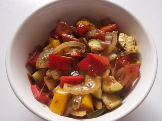 Hackbraten mit Mozzarella und cremiger Tomatensoße - Rezept - Bild Nr. 3