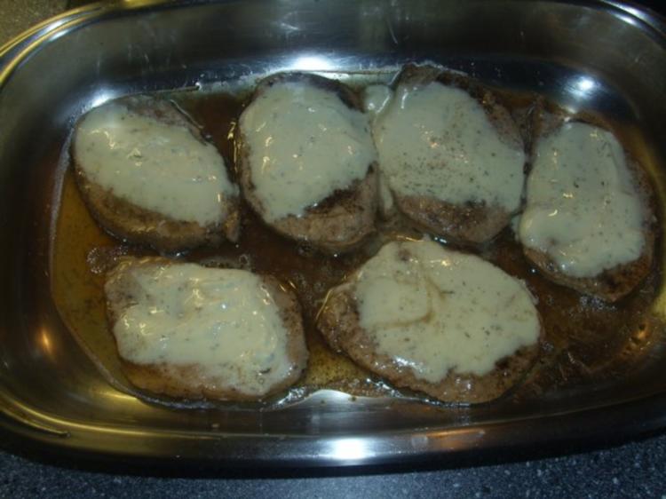 Minutensteaks mit Schmelzkäse überbacken - Rezept - kochbar.de