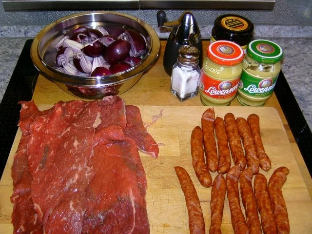 Rezept: Rouladen mit Mettwürstchen Bild Nr. 2 Rouladen mit Mettwürstchen - Rezept - Bild Nr. 2