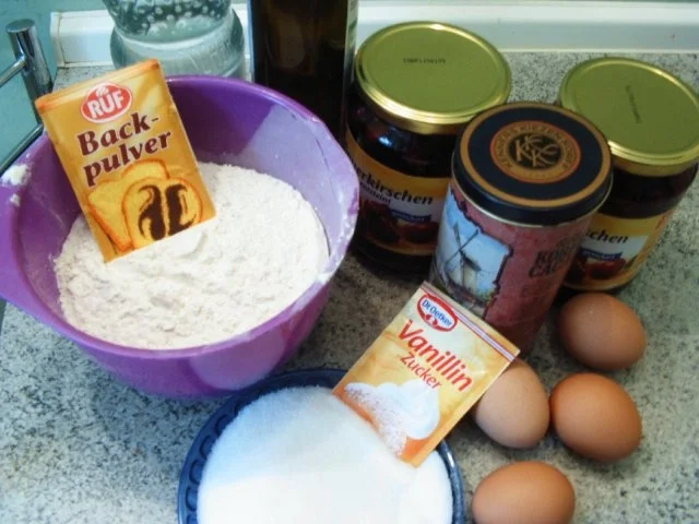 Rezept: Schoko-Kirsch-Kuchen Bild Nr. 2 Schoko-Kirsch-Kuchen - Rezept - Bild Nr. 2