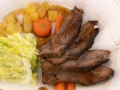 Geschmorte Lammschulter aus dem Römertopf mit Schmorgemüse und Rahmwirsing - Rezept