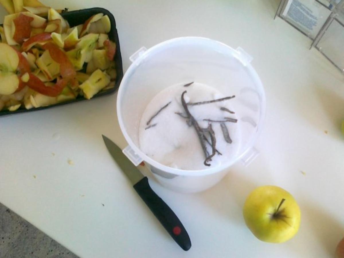 Hefe – Apfel – Blechkuchen mit eingelegten Rosinen ( 24 Monate ) - Rezept - Bild Nr. 2