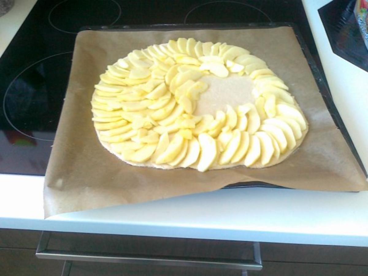 Hefe – Apfel – Blechkuchen mit eingelegten Rosinen ( 24 Monate ) - Rezept - Bild Nr. 5