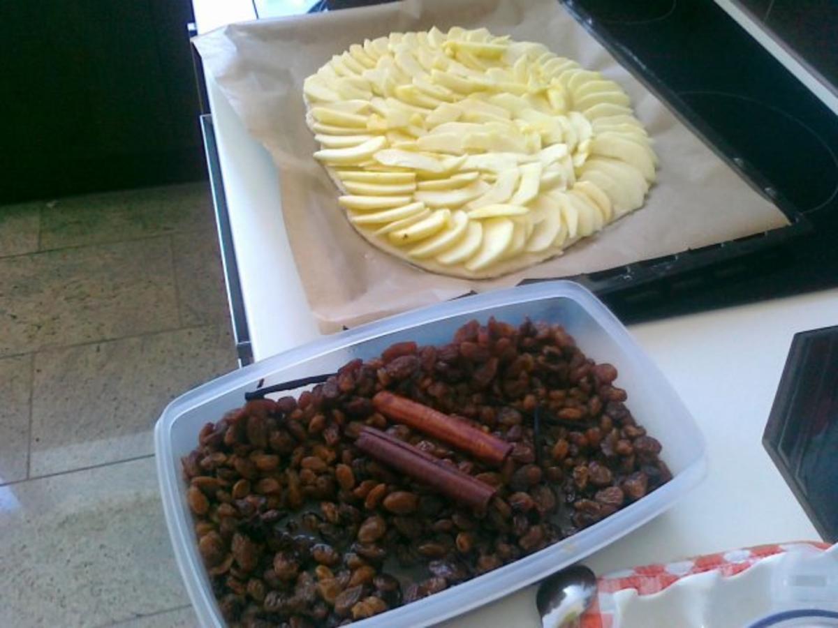 Hefe – Apfel – Blechkuchen mit eingelegten Rosinen 24 Monate - einfach ... Hefe – Apfel – Blechkuchen mit eingelegten Rosinen 24 Monate - einfach ...