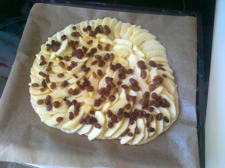 Hefe – Apfel – Blechkuchen mit eingelegten Rosinen 24 Monate - einfach ... Hefe – Apfel – Blechkuchen mit eingelegten Rosinen 24 Monate - einfach ...