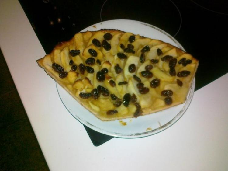 Hefe – Apfel – Blechkuchen mit eingelegten Rosinen 24 Monate - einfach ... Hefe – Apfel – Blechkuchen mit eingelegten Rosinen 24 Monate - einfach ...