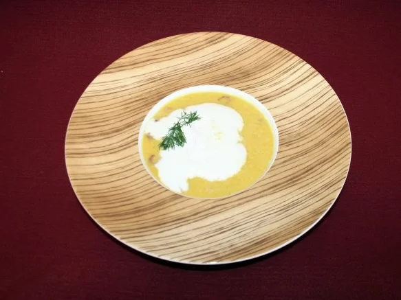 Cremige Paprikasuppe mit Nordseekrabben und Sahnehaube - Rezept