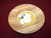 Cremige Paprikasuppe mit Nordseekrabben und Sahnehaube - Rezept