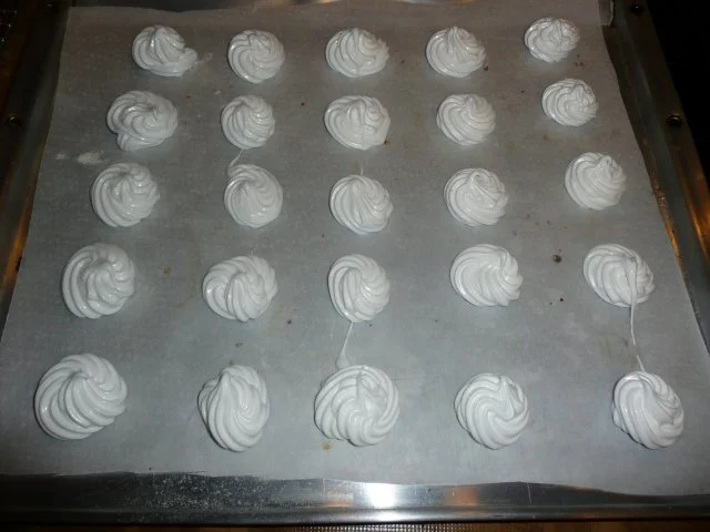 Rezept: Weihnachtsgebäck : Baiser weiß oder Bunt. Weihnachtsgebäck : Baiser weiß oder Bunt. - Rezept