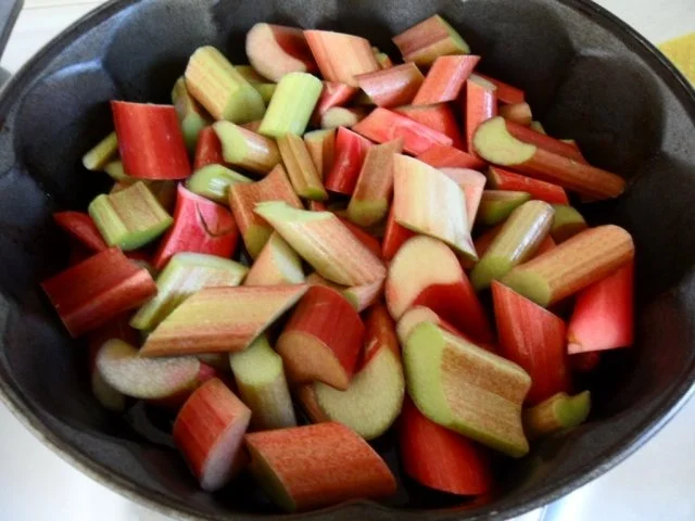 Rezept: Rhabarber-Tarte-Tatin mit Vanille-Eis Bild Nr. 4 Rhabarber-Tarte-Tatin mit Vanille-Eis - Rezept - Bild Nr. 4