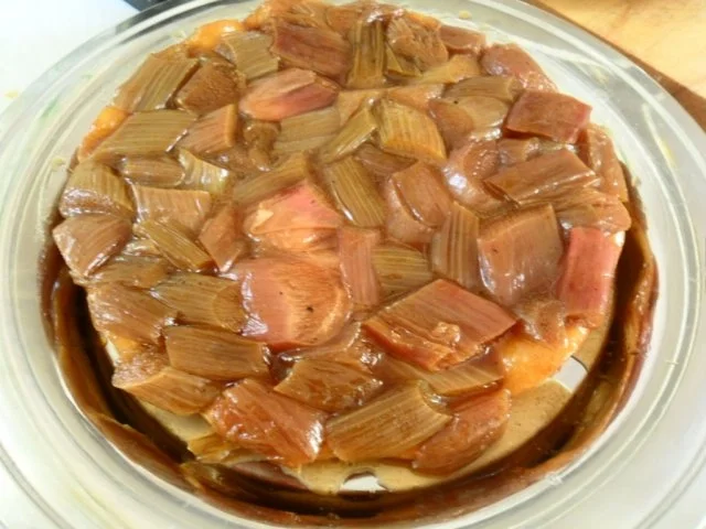 Rezept: Rhabarber-Tarte-Tatin mit Vanille-Eis Rhabarber-Tarte-Tatin mit Vanille-Eis - Rezept