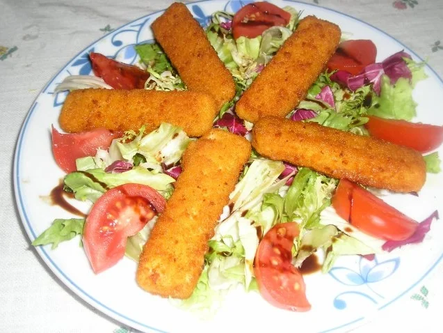 Bunter Blattsalat mit Wildlachsfischstäbchen - Rezept