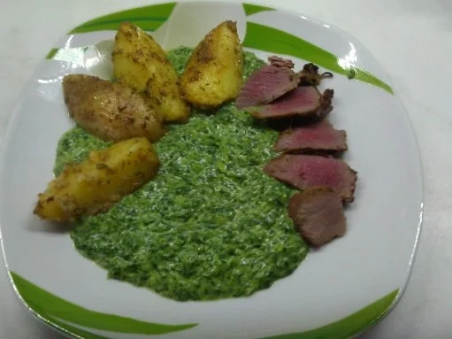 Lammfilet auf jungem Zwiebelspinat und Rosmarinkartoffeln - Rezept