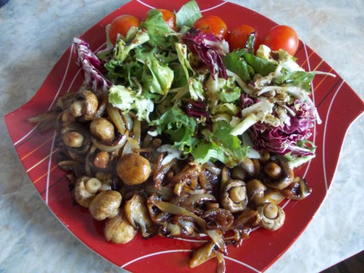 Geschmorte Champignons auf Lammfilets, dazu gemischter Salat - Rezept