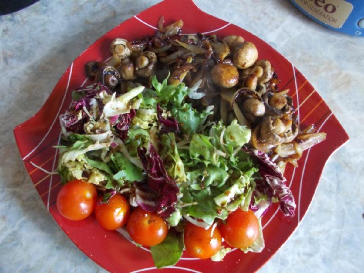 Geschmorte Champignons auf Lammfilets, dazu gemischter Salat - Rezept - Bild Nr. 2
