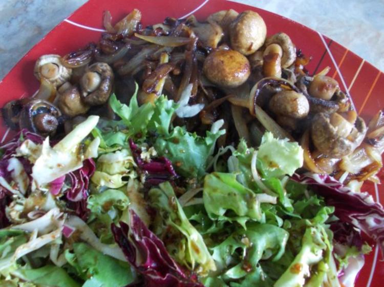 Geschmorte Champignons auf Lammfilets, dazu gemischter Salat - schnell ...