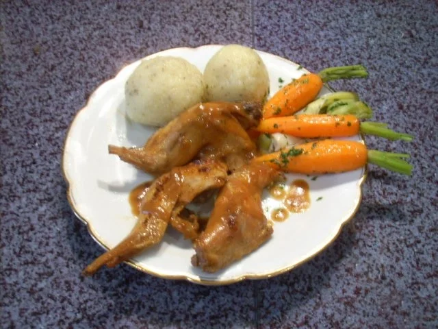 Rezept: Mariniertes Kaninchen an gedämpftem Gemüse Mariniertes Kaninchen an gedämpftem Gemüse - Rezept