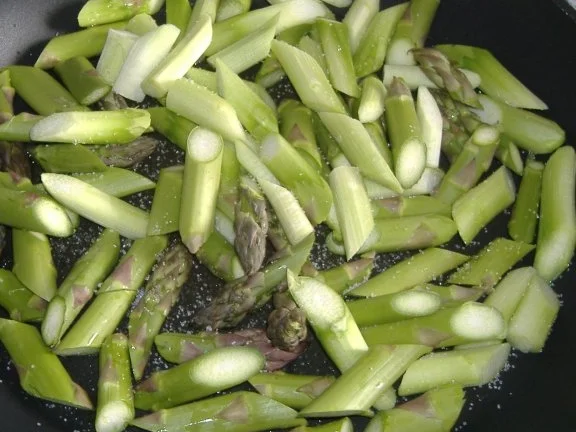 Rezept: Lauwarmer Salat von grünem Spargel und Thunfisch Bild Nr. 2 Lauwarmer Salat von grünem Spargel und Thunfisch - Rezept - Bild Nr. 2