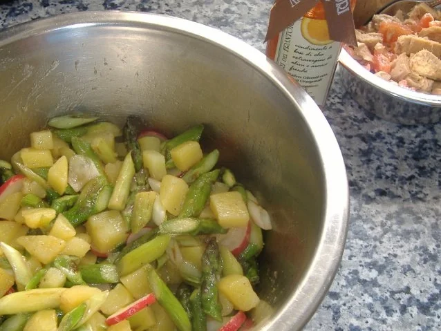 Rezept: Lauwarmer Salat von grünem Spargel und Thunfisch Bild Nr. 5 Lauwarmer Salat von grünem Spargel und Thunfisch - Rezept - Bild Nr. 5