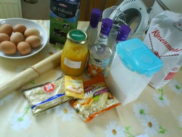 Mandarinen-Mandelbiskuitrolle mit Mangocremefüllung - Rezept - Bild Nr. 3