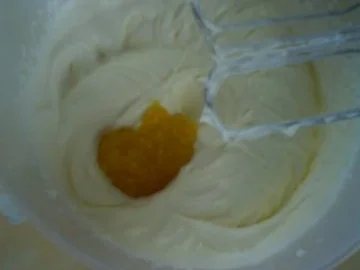 Mandarinen-Mandelbiskuitrolle mit Mangocremefüllung - Rezept - Bild Nr. 4