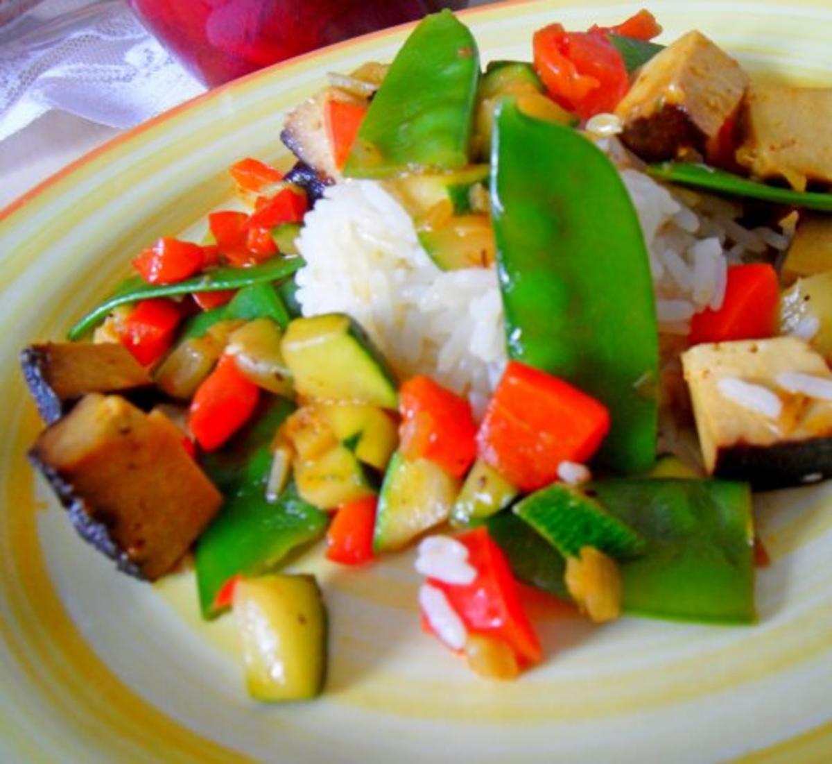 Buntes Wok-Gemüse mit Räuchertofu; dazu Reis - Rezept